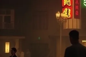 夏日海边栈道，少年骑着单车经过