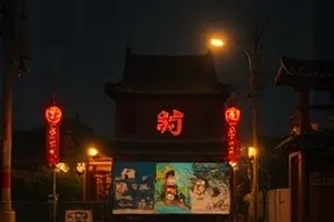 暗巷尽头一盏忽明忽暗的路灯