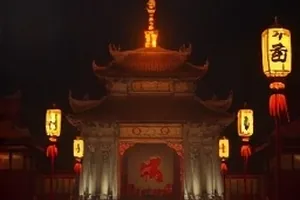 深海水母群在幽蓝海水中漂浮